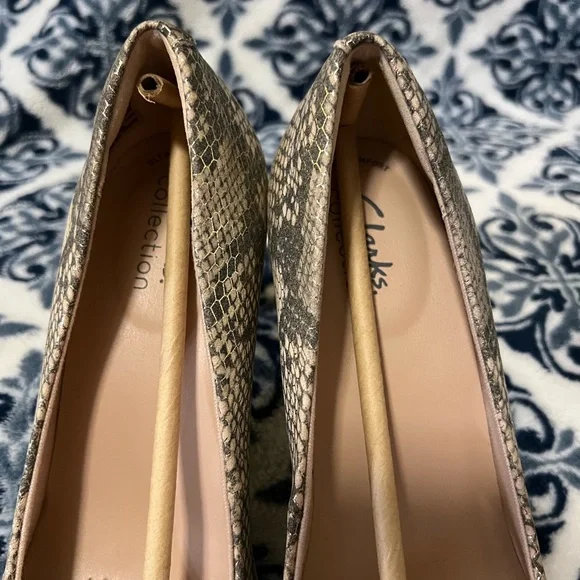 NWT, 6 1/2 Clarks Women's Ambyr Joy Pump, Beige Metallic - Picture 4 of 11